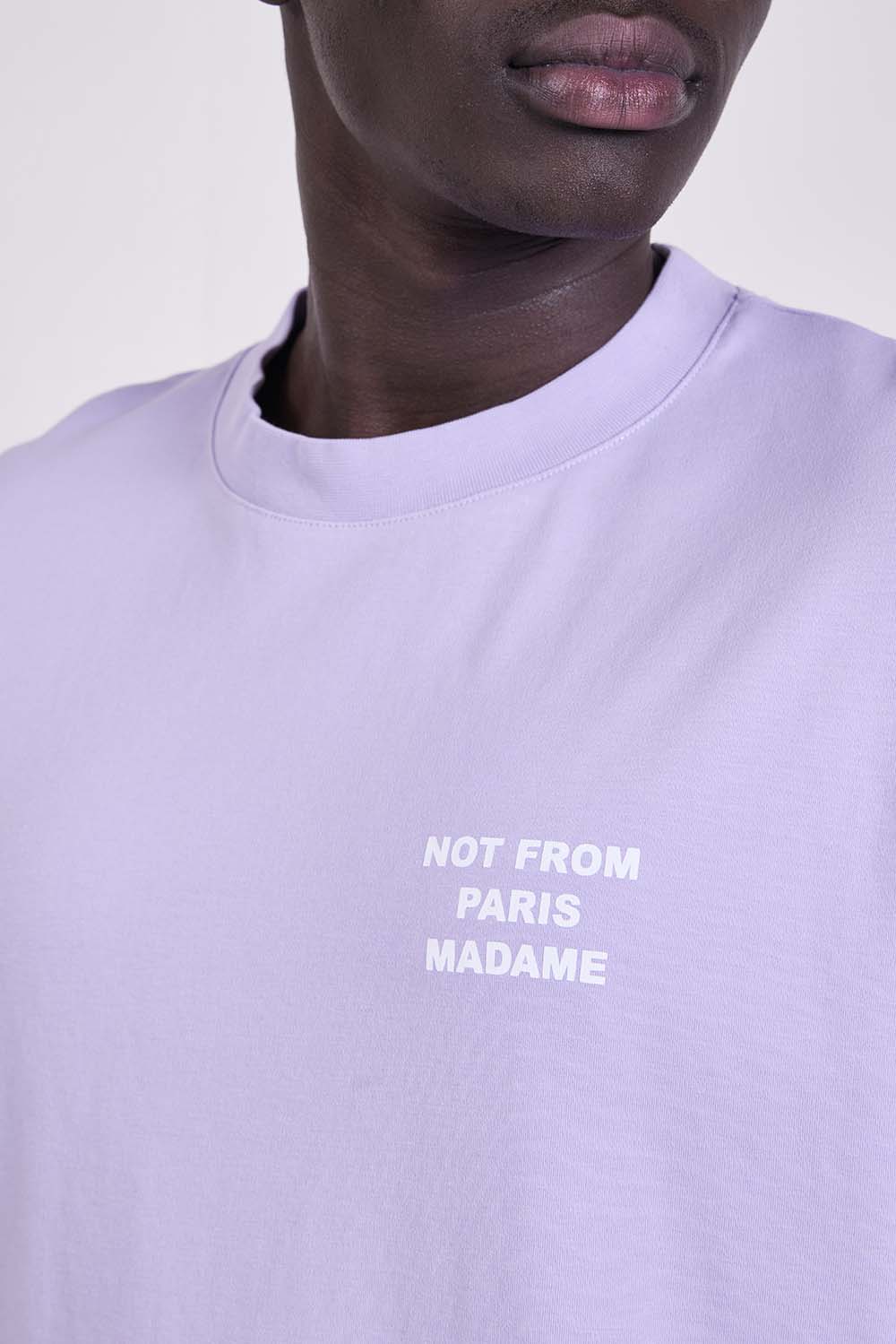 תמונת תקריב דוגמן של חולצת טי