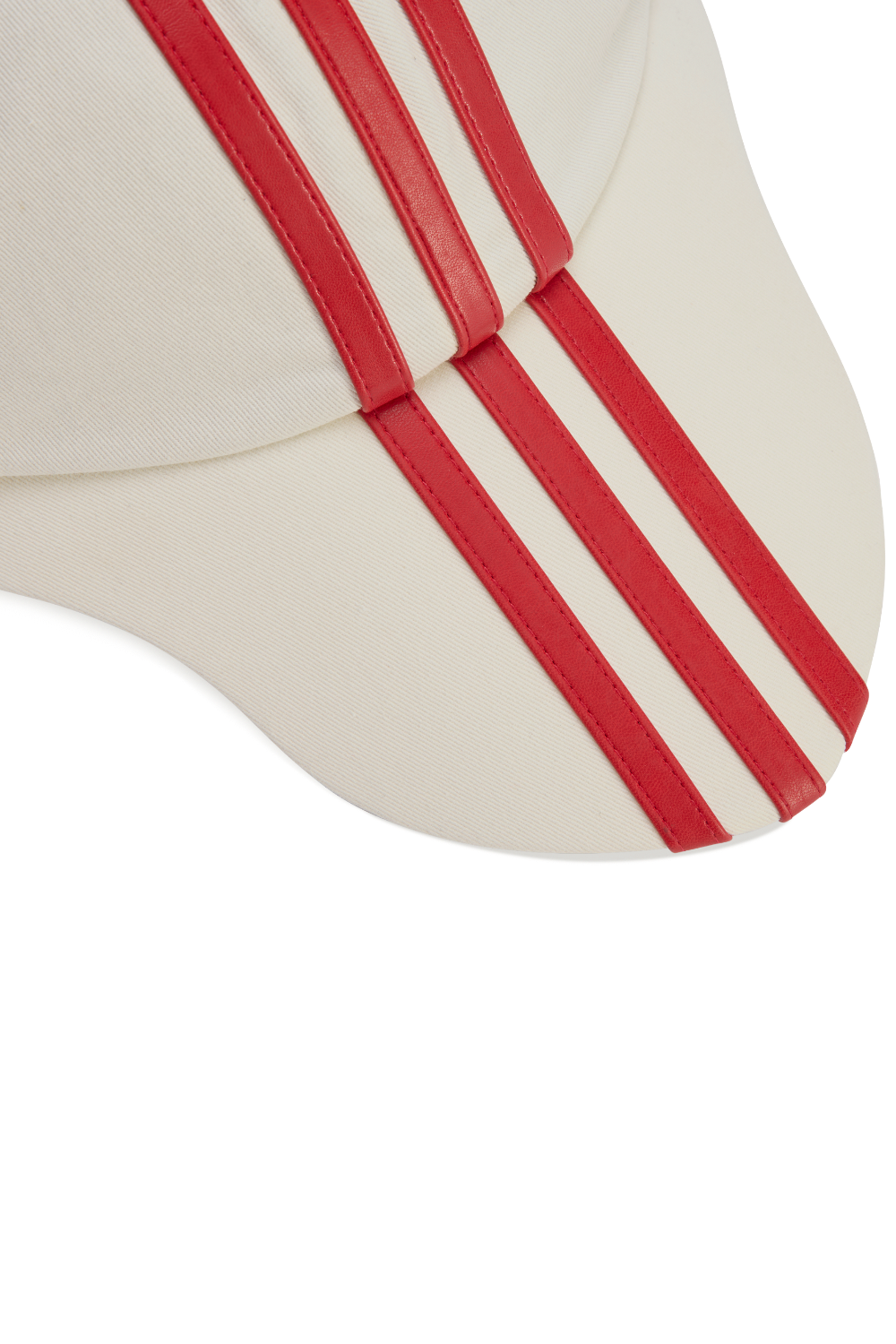 תמונת תקריב של כובע מצחייה אדידס X טאג קלאב