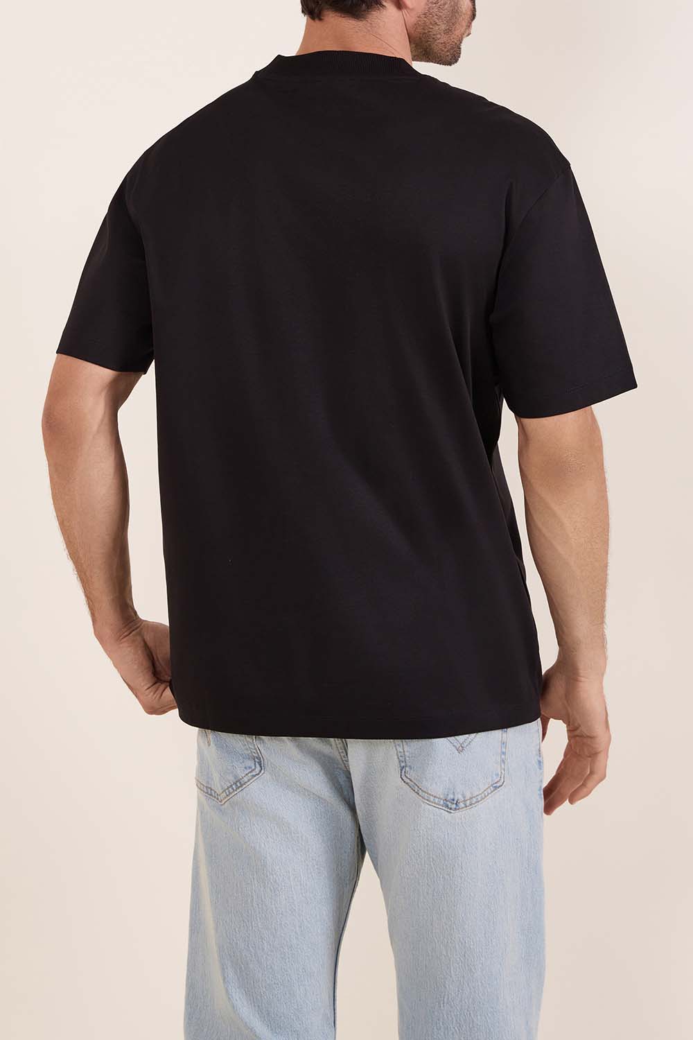 תמונת דוגמן אחורית של חולצת טי