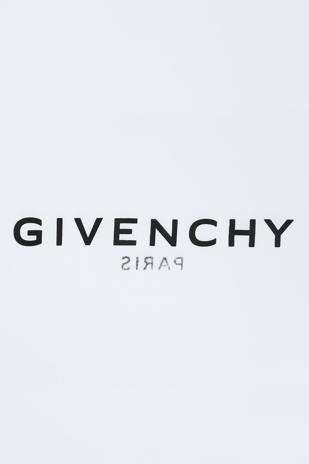 תמונת תקריב של גילאי 6-12 חולצת טי לבנה עם שם המותג