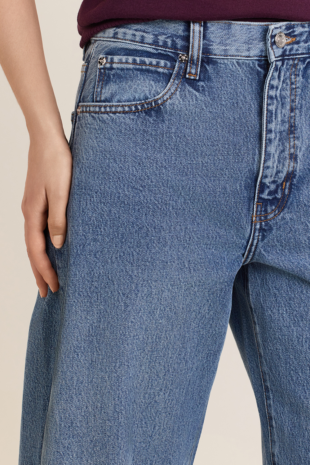 תמונת תקריב דוגמן של מכנסי ג'ינס בגזרת בלון