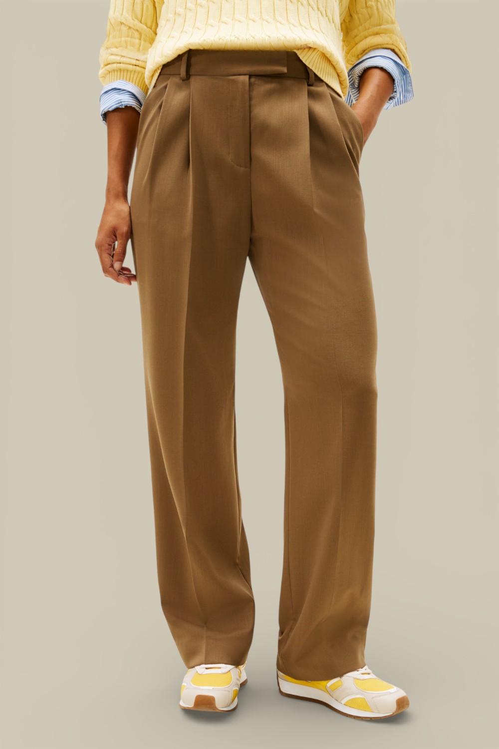 תמונת דוגמן קידמית של מכנסיים מחויטים