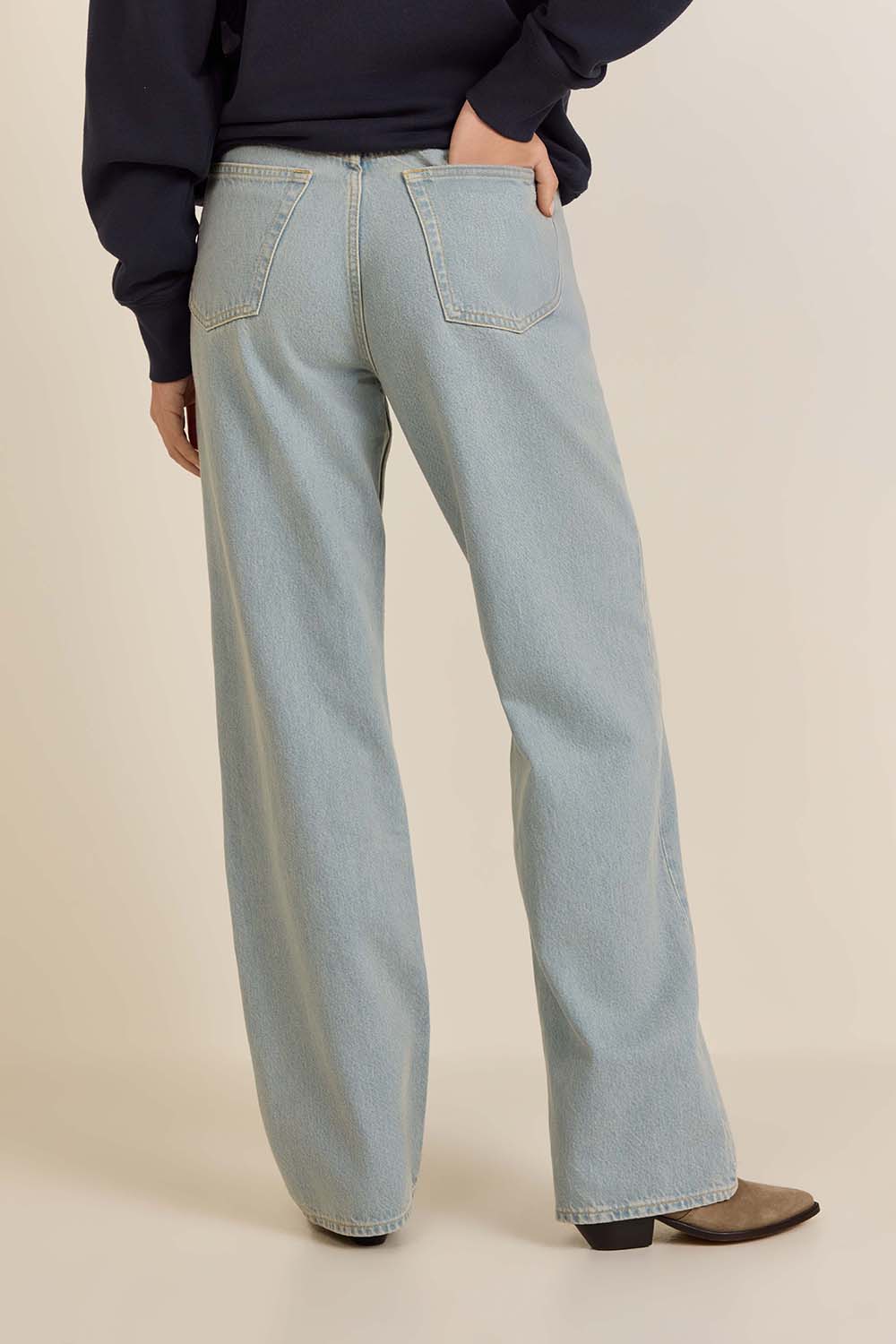 תמונת דוגמן אחורית של מכנסי ג'ינס בגזרה גבוהה