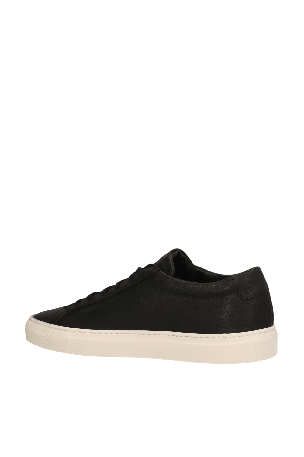 תמונה אחורית של נעלי סניקרס עור