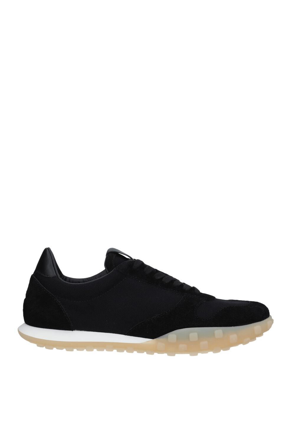 תמונה קידמית של נעלי סניקרס