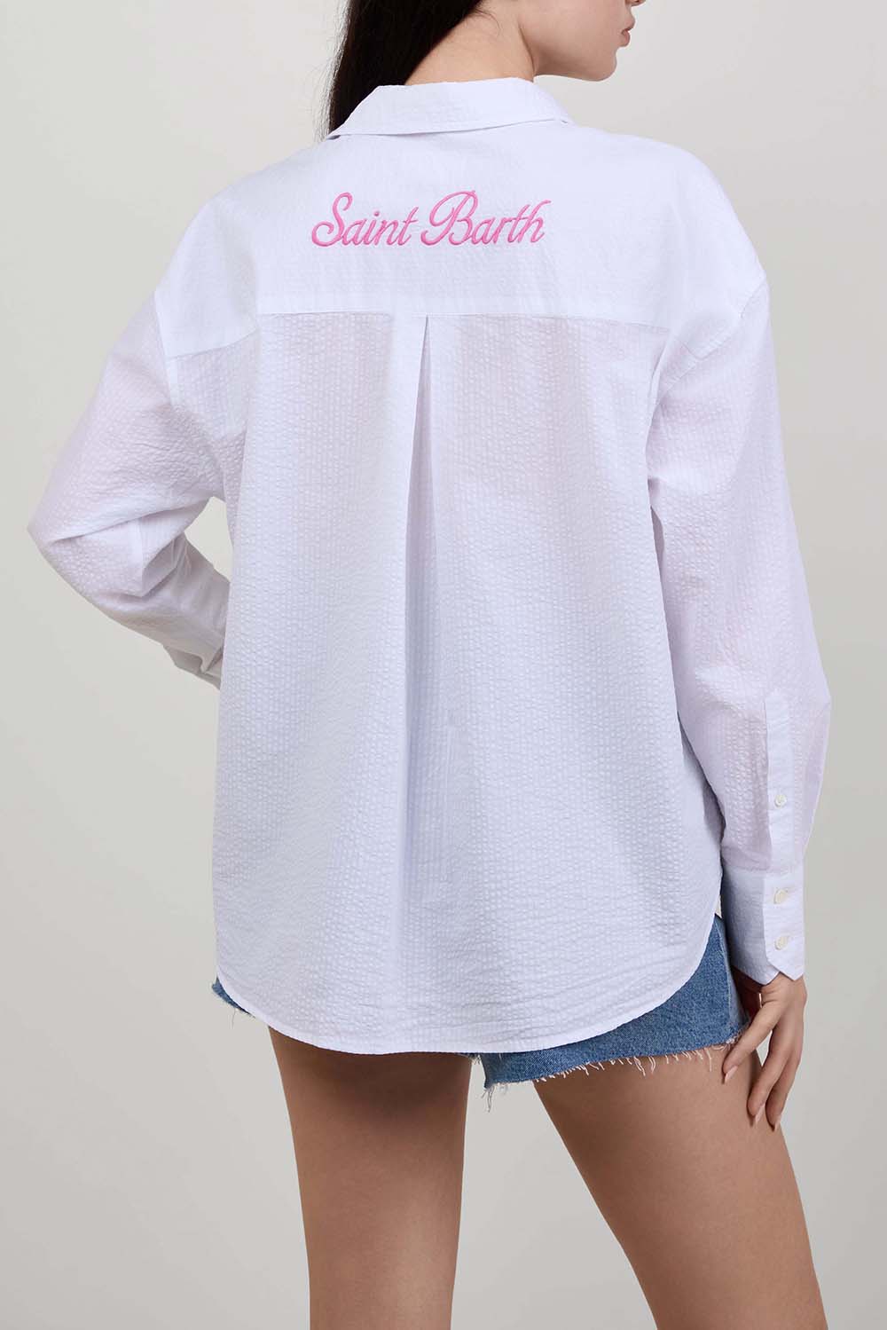 תמונת דוגמן אחורית של חולצה מכופתרת