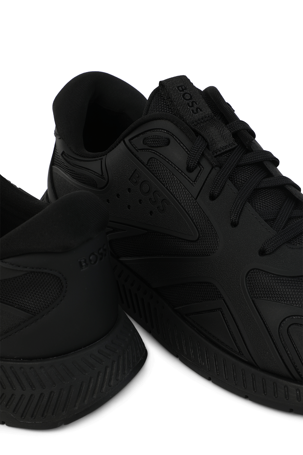 תמונת תקריב של נעלי ספורט היברדיות