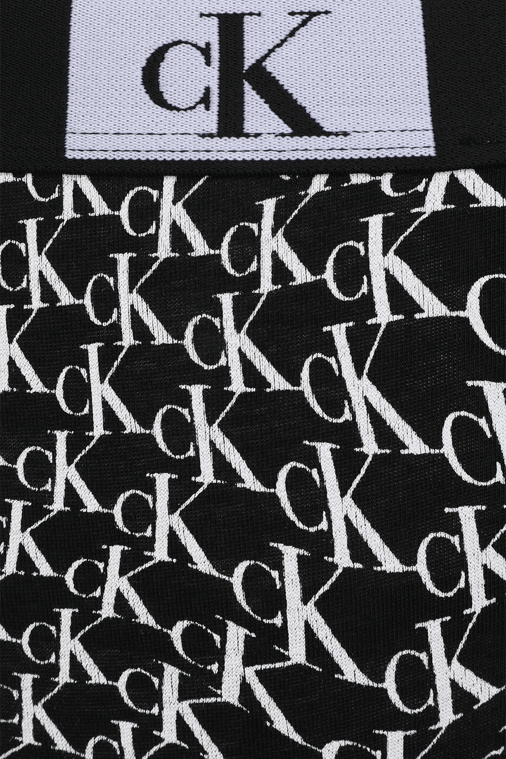 תמונת תקריב של תחתוני חוטיני גרפיים