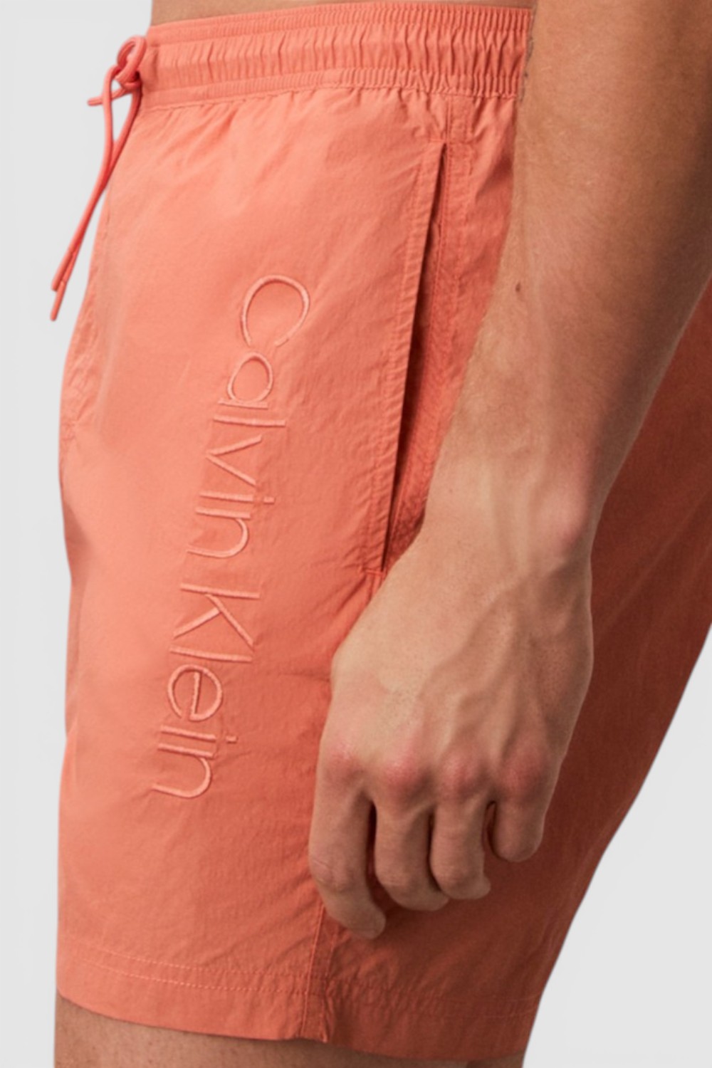 תמונת תקריב דוגמן של מכנסי בגד ים