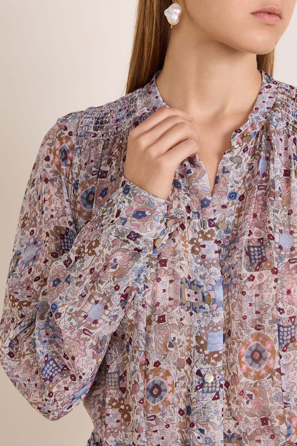 תמונת תקריב דוגמן של חולצה מכופתרת משוחררת