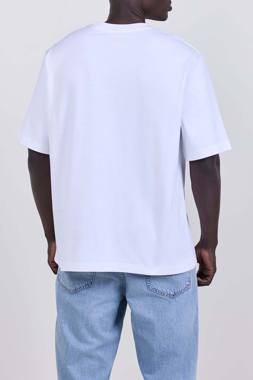 תמונת דוגמן אחורית של חולצת טי בגזרת אוברסייז