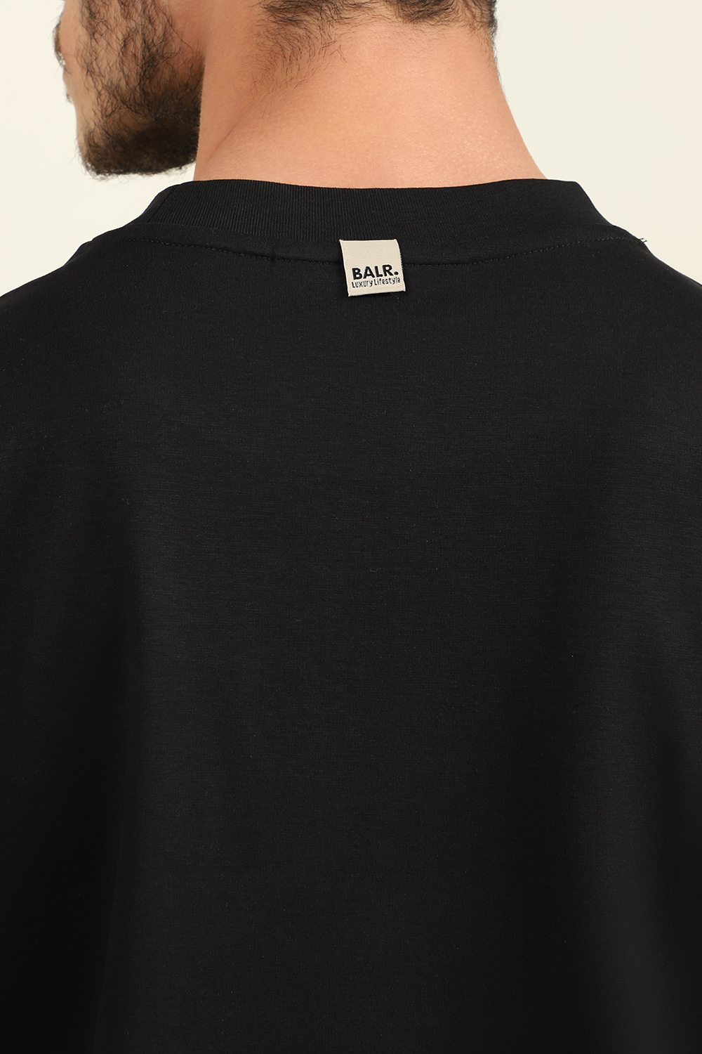 תמונת תקריב דוגמן של חולצת טי בגזרה משוחררת