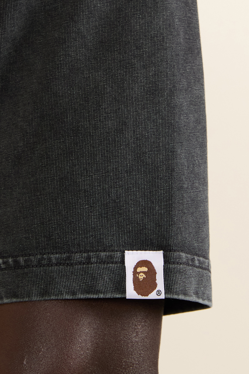 תמונת דוגמן אחורית של חולצת טי