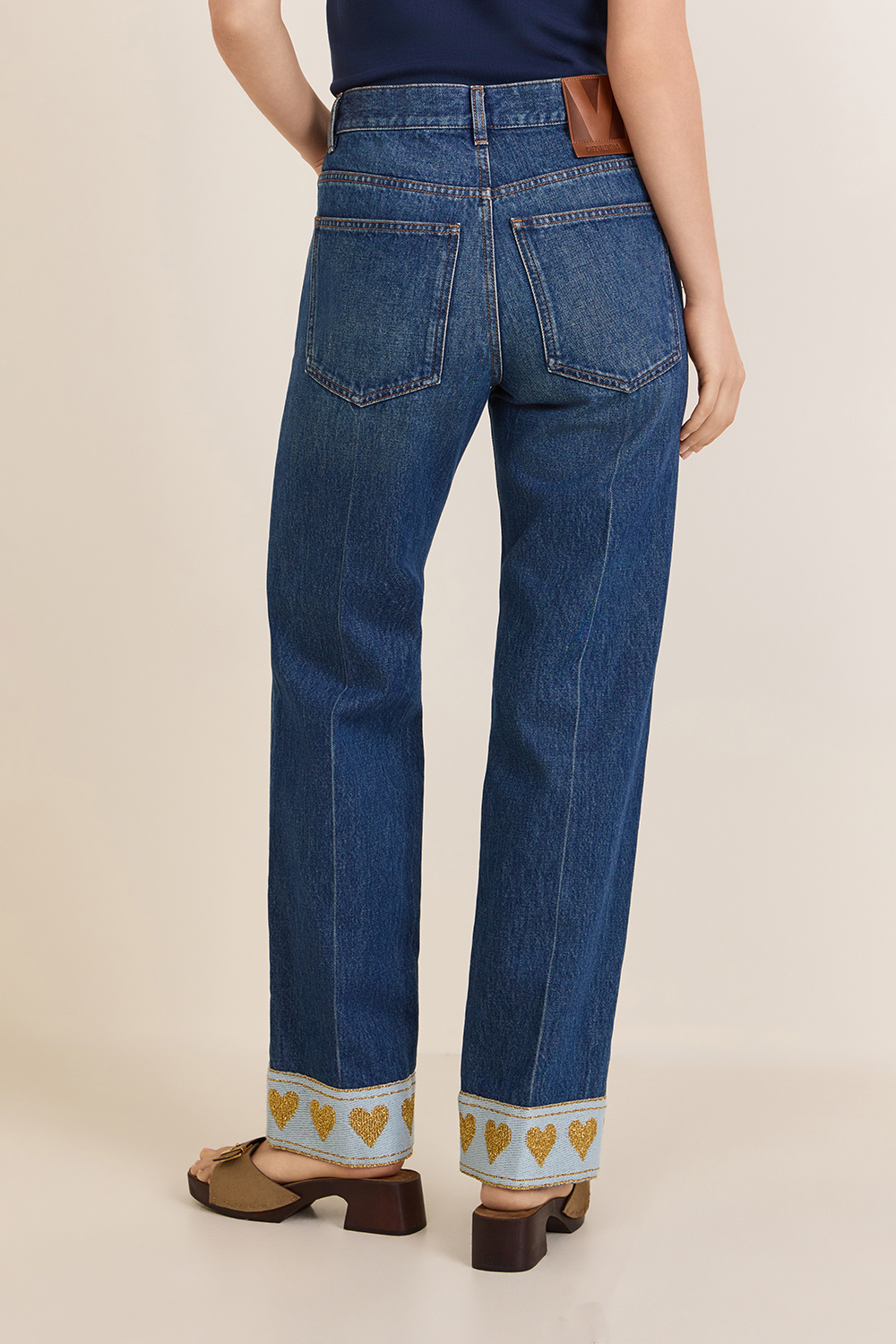 תמונת דוגמן אחורית של מכנסי ג`ינס עם רקמה בגזרה ישרה