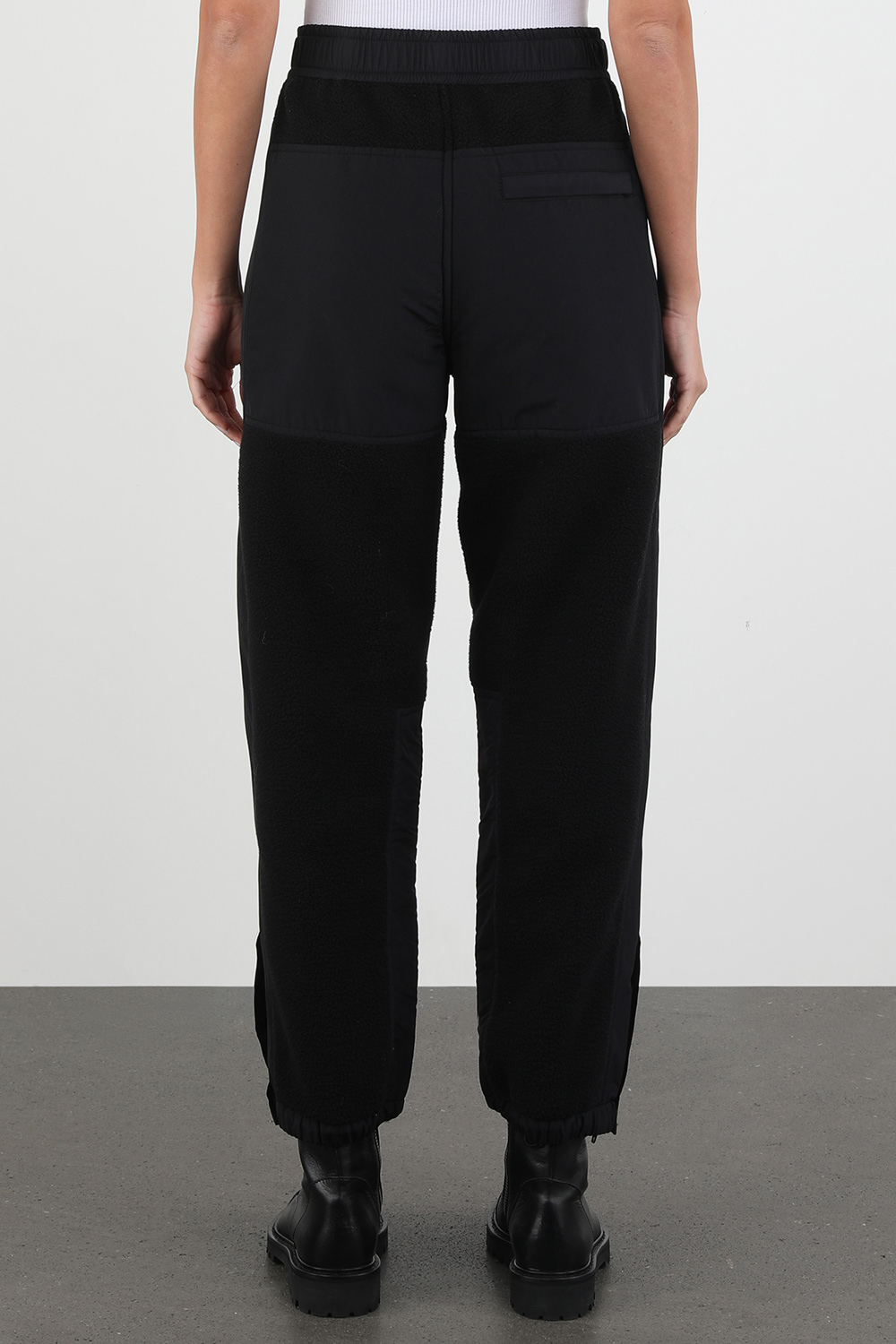 תמונת דוגמן אחורית של מכנסיים גבוהים ומתרחבים עם חגורת אבזם בגוון שחור