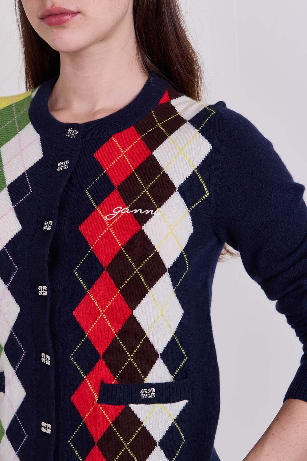 תמונת תקריב דוגמן של קרדיגן מעוינים צמר