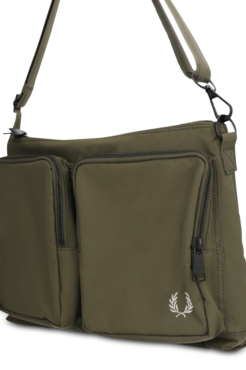 תיק קרוסבודי תמונת תקריב של תיק קרוסבודי