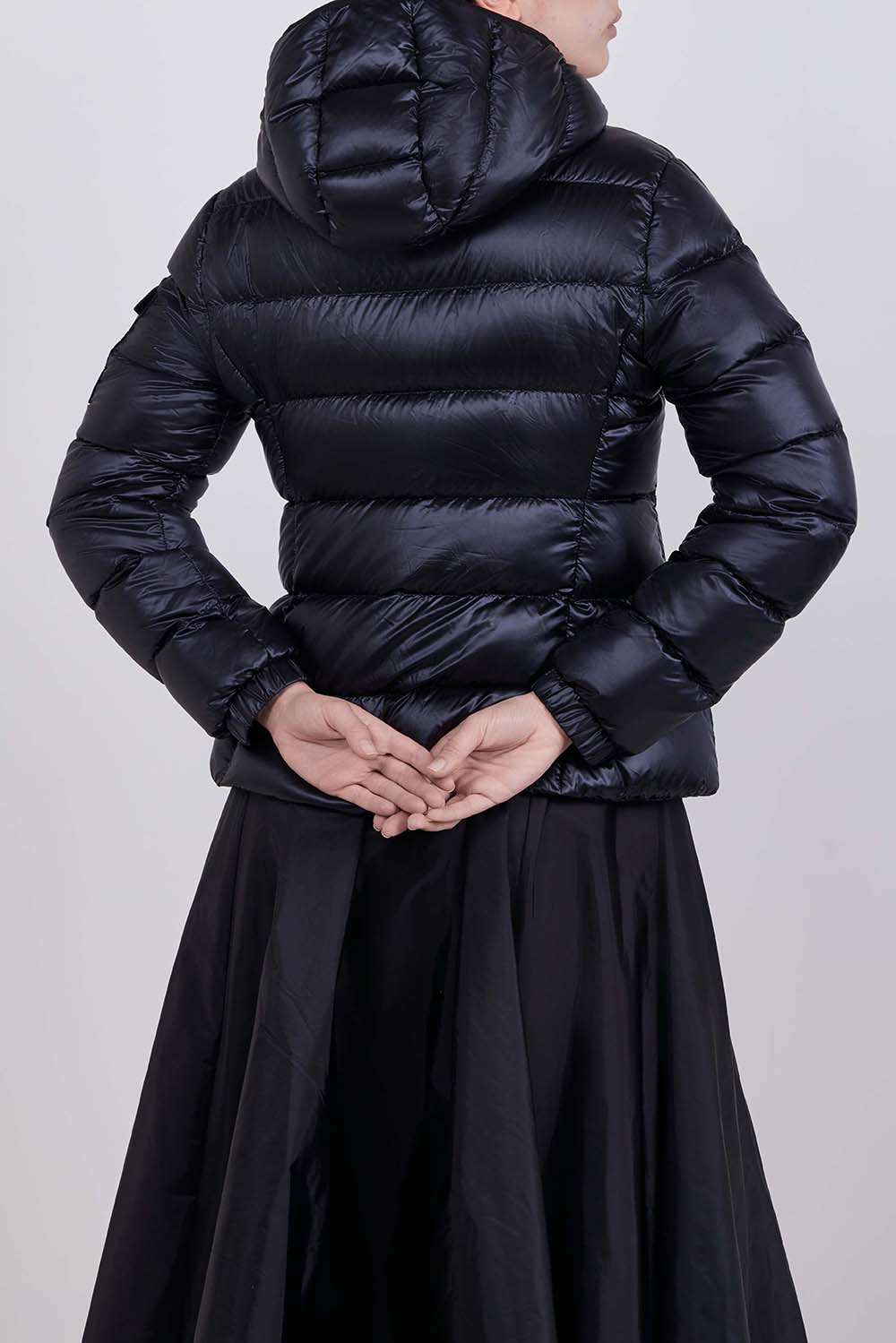 תמונת דוגמן אחורית של מעיל פוך קצר