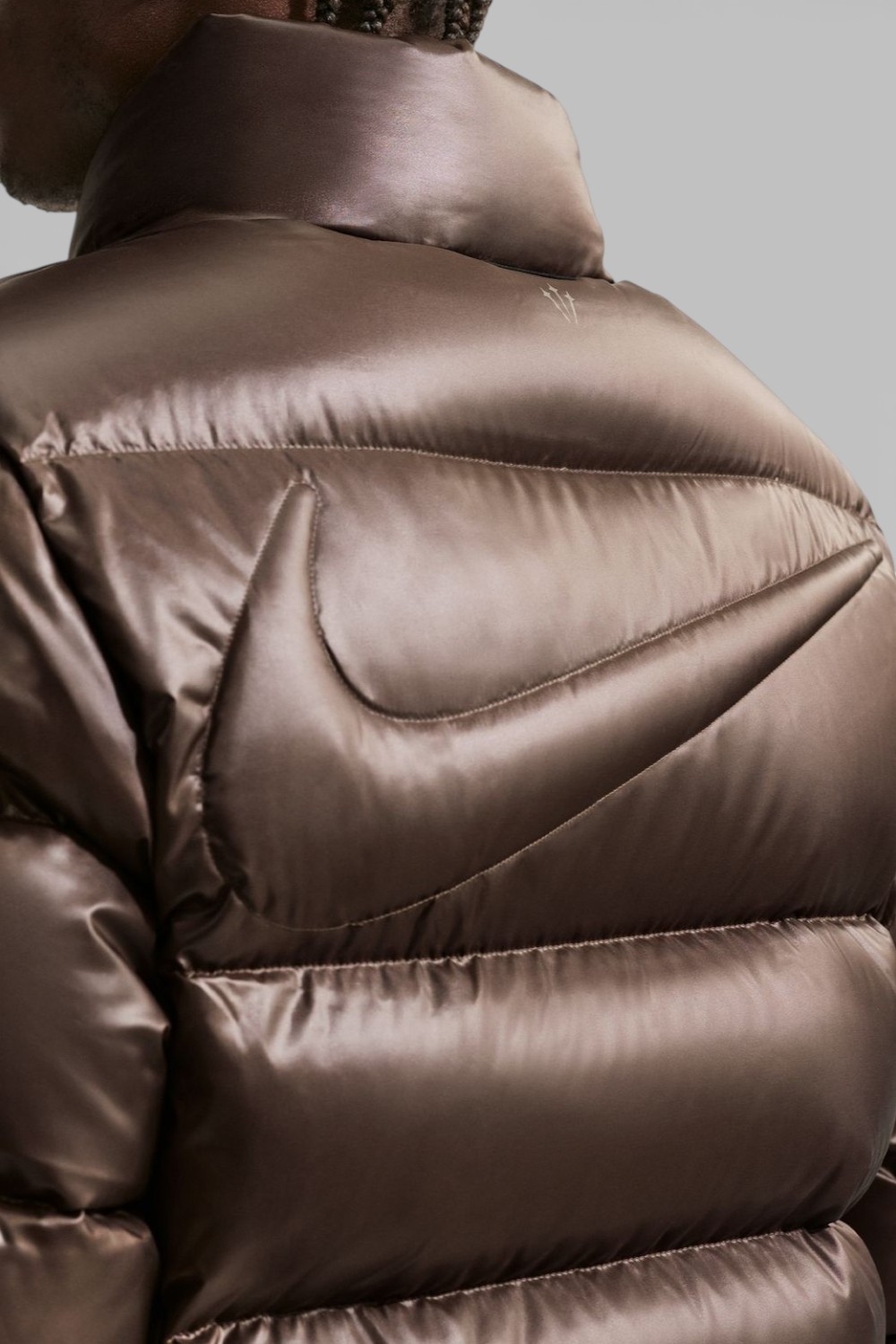 תמונת דוגמן אחורית של מעיל פוך נייקי X נוקטה