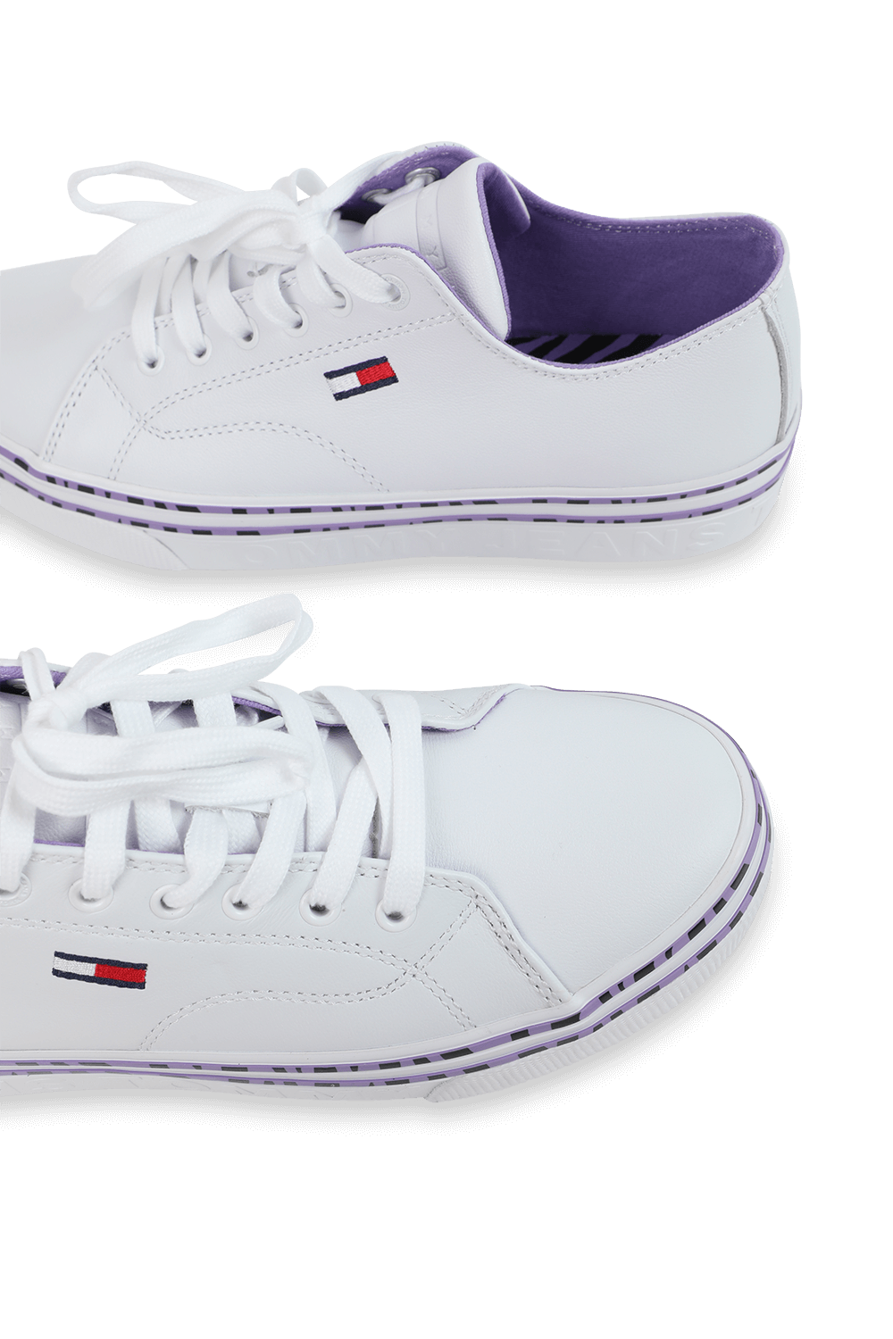 תמונת תקריב של נעלי סניקרס לבנות ויילד אנימל עם דגל המותג