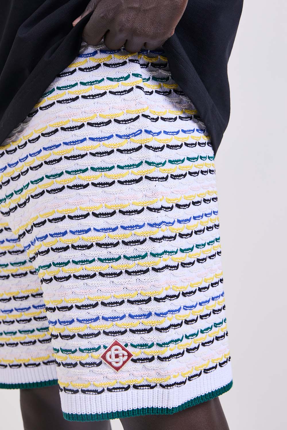 תמונת תקריב דוגמן של מכנסיים קצרים קרושה