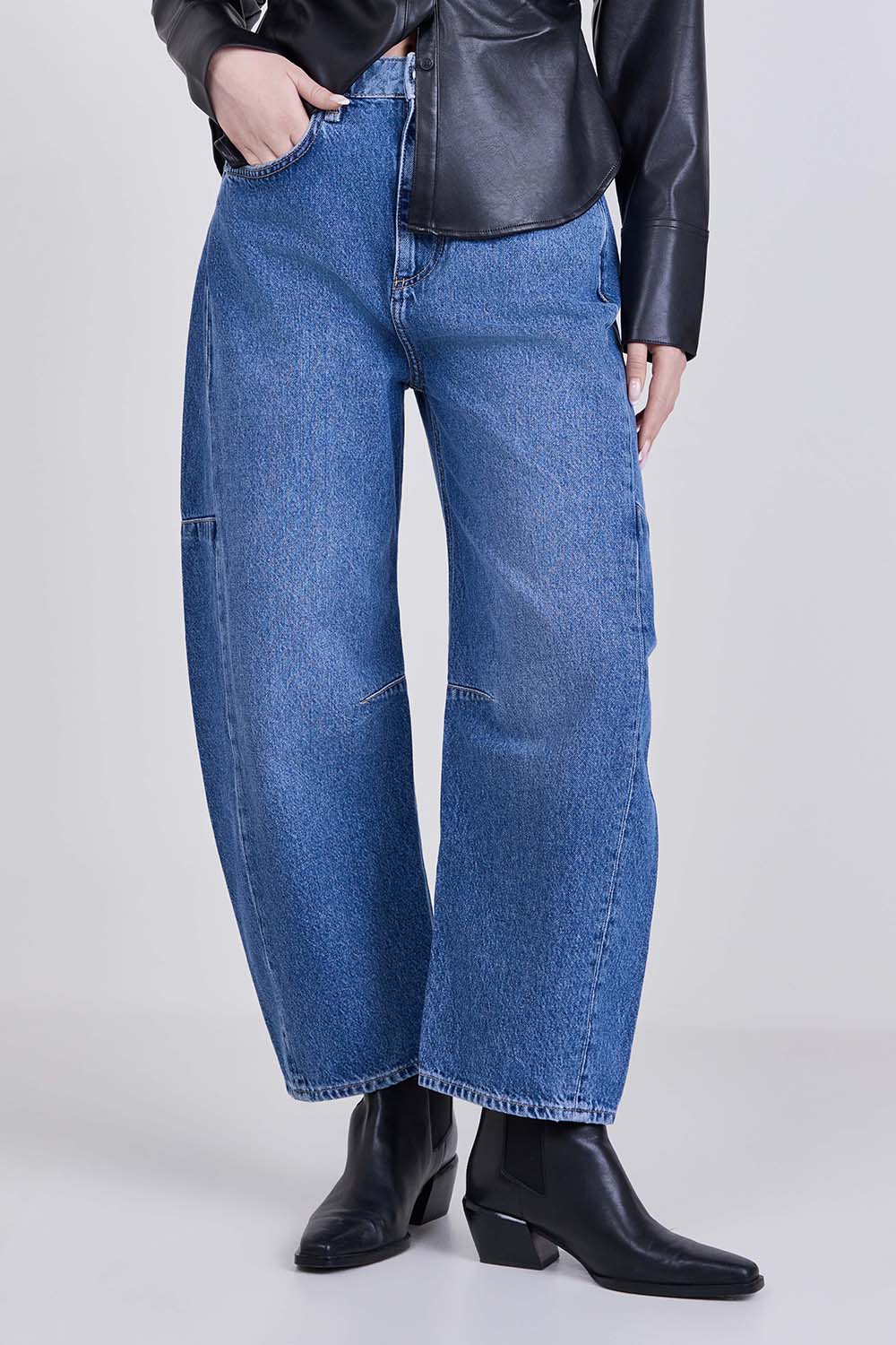 תמונת דוגמן קידמית של מכנסי ג'ינס בגזרת בלון