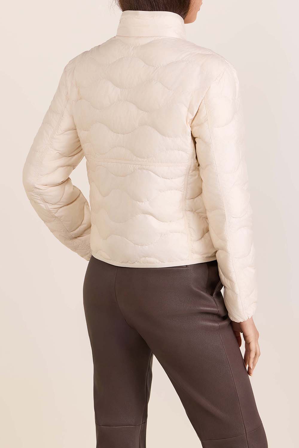 תמונת דוגמן אחורית של ז'קט פוך קצר