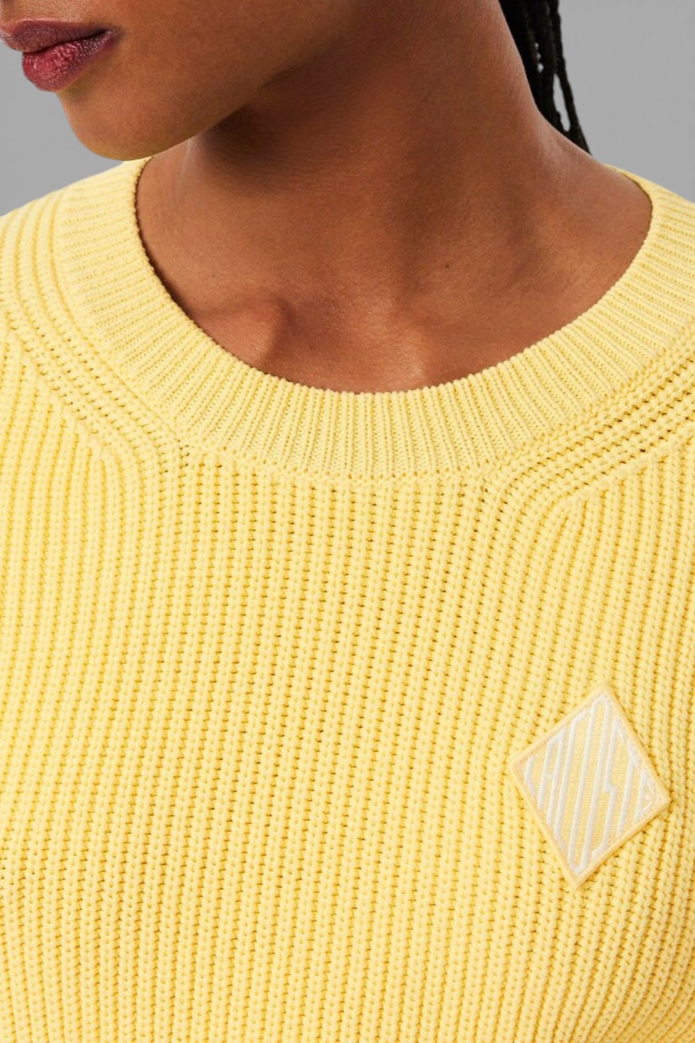 תמונת תקריב דוגמן של סריג בגזרה משוחררת