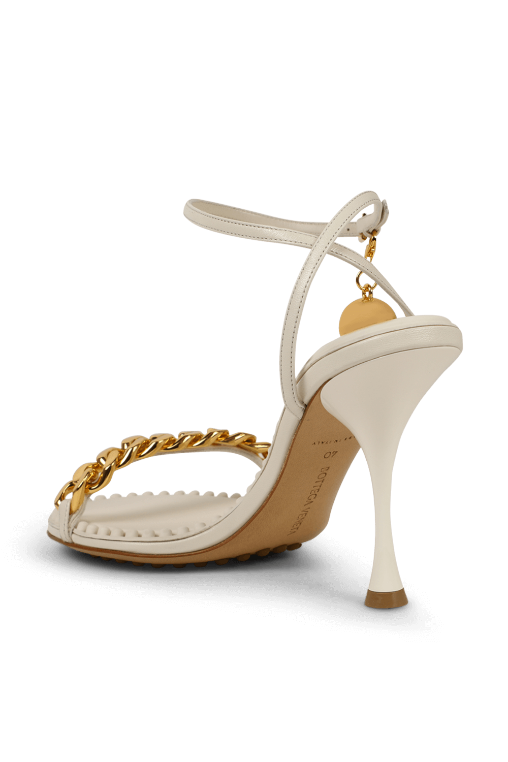 תמונה אחורית של סנדלי עקב לבנים עם שרשרת זהב