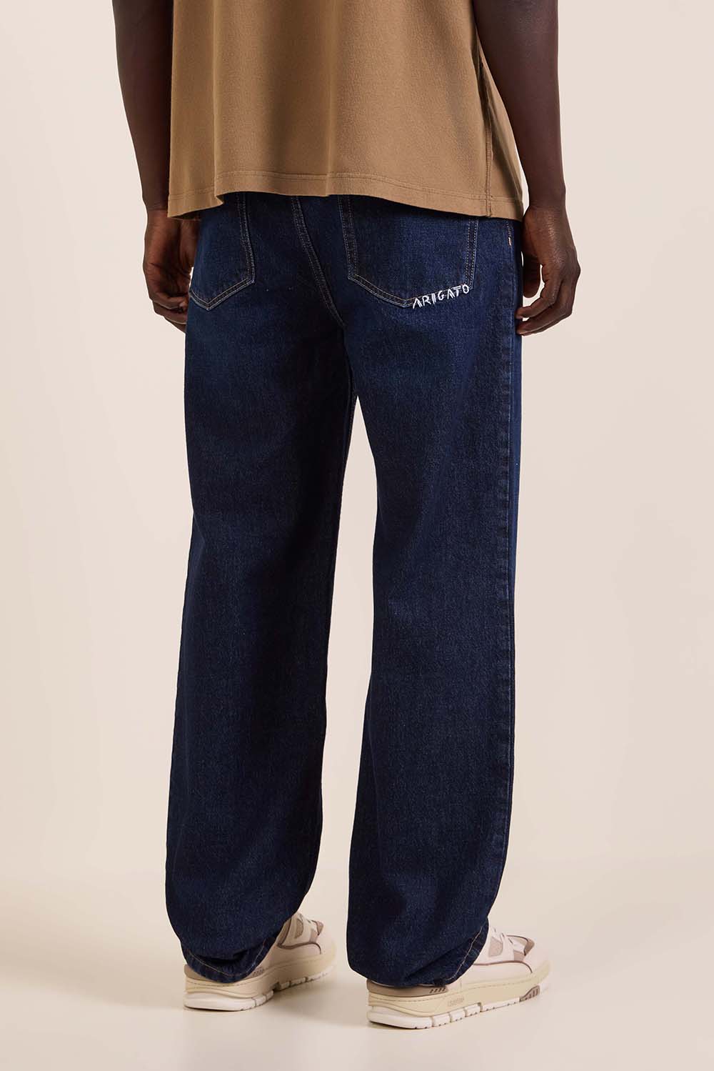 תמונת דוגמן אחורית של מכנסי ג'ינס ישרים