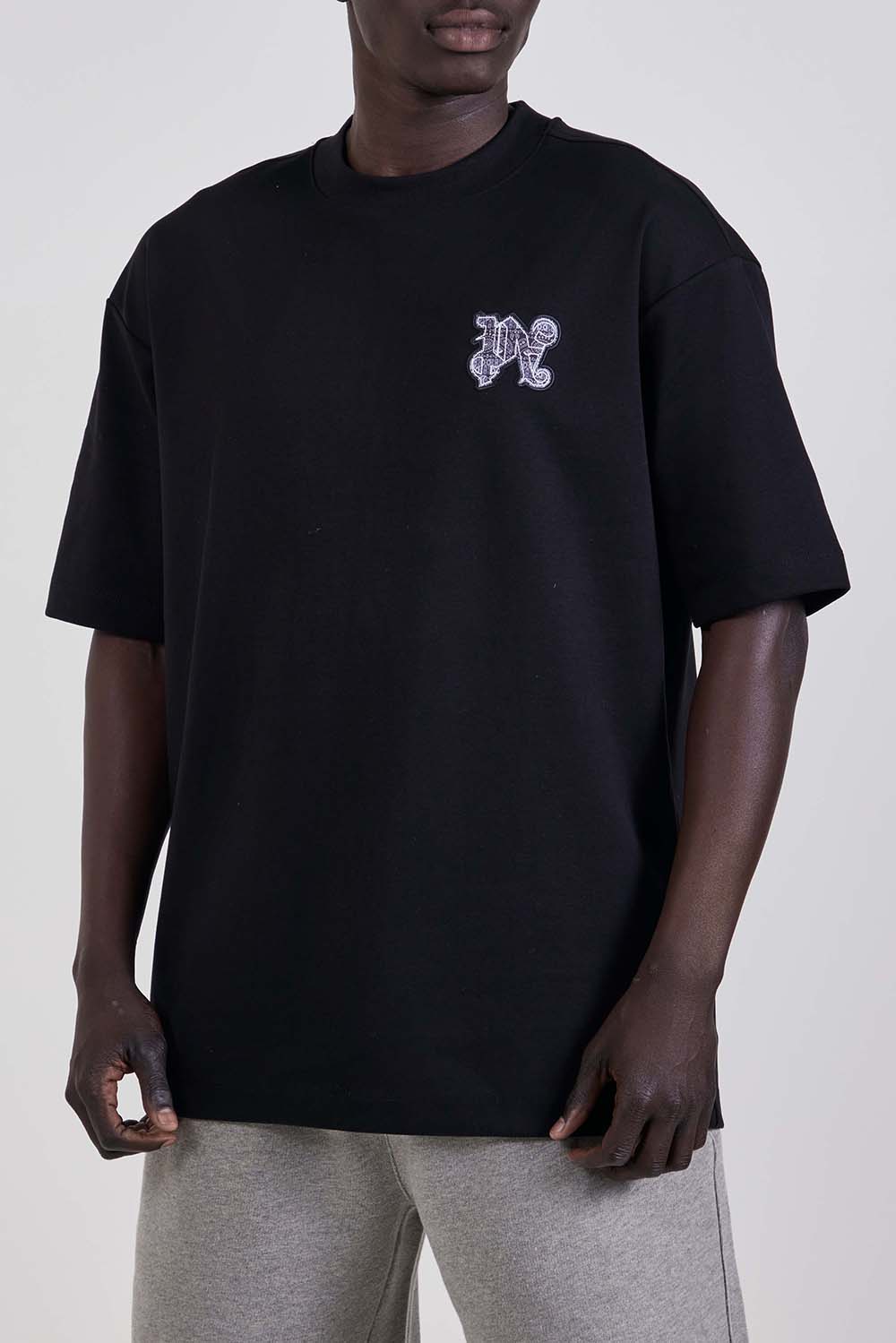 תמונת דוגמן קידמית של חולצת טי אוברסייז