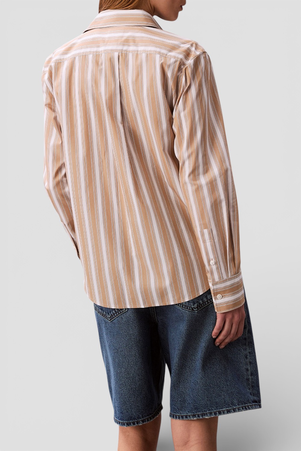 תמונת דוגמן אחורית של חולצת כפתורים ארוכה