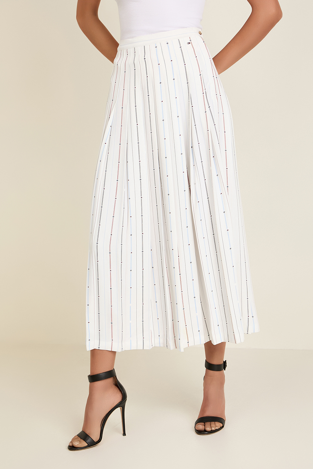 תמונת דוגמן קידמית של חצאית מידי