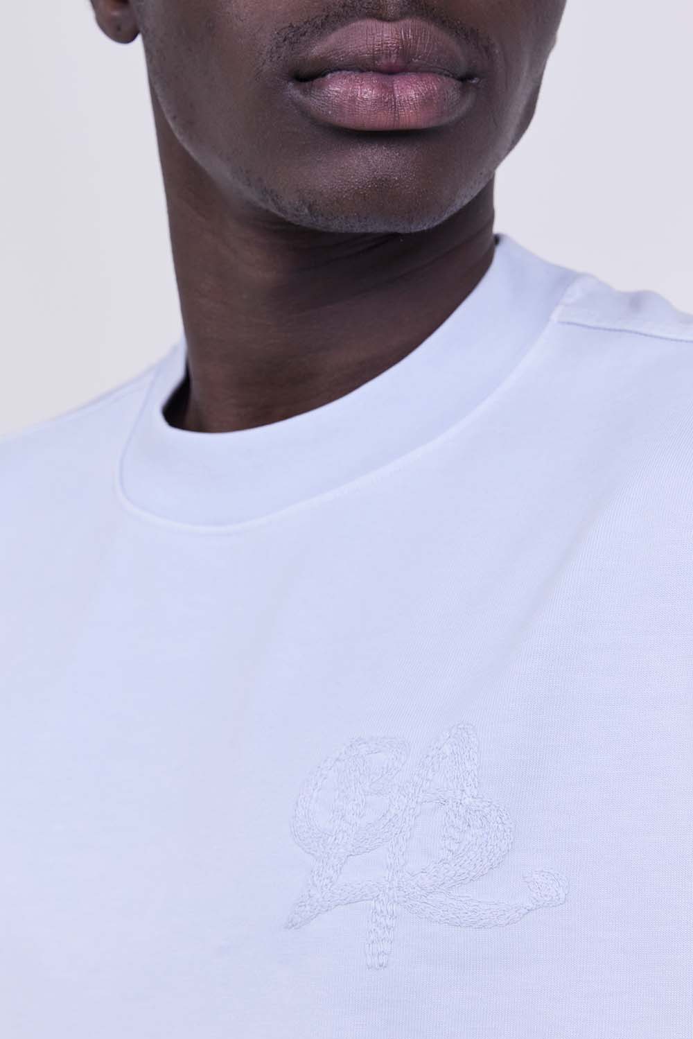 תמונת תקריב דוגמן של חולצת טי אוברסייז