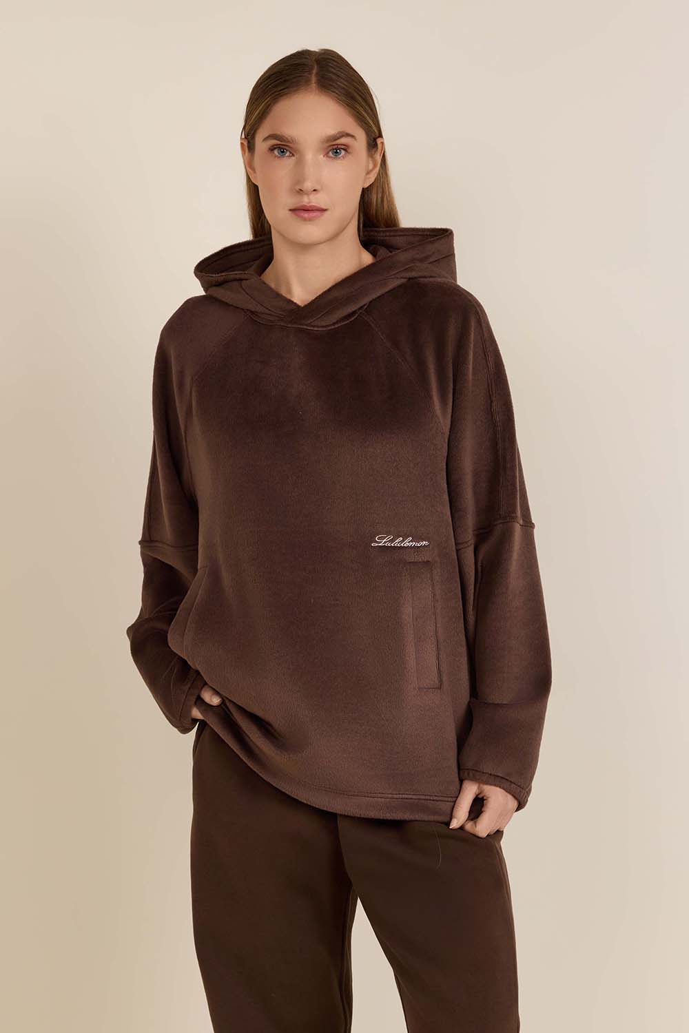 תמונת דוגמן קידמית של Plush Velour Oversized Hoodie