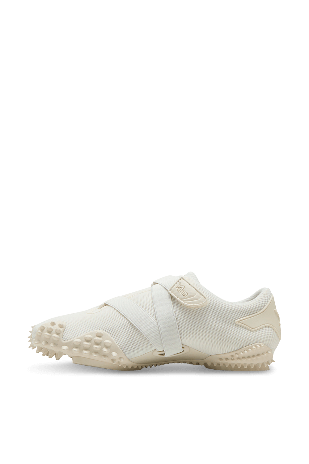 תמונה אחורית של נעלי סניקרס מוסטרו