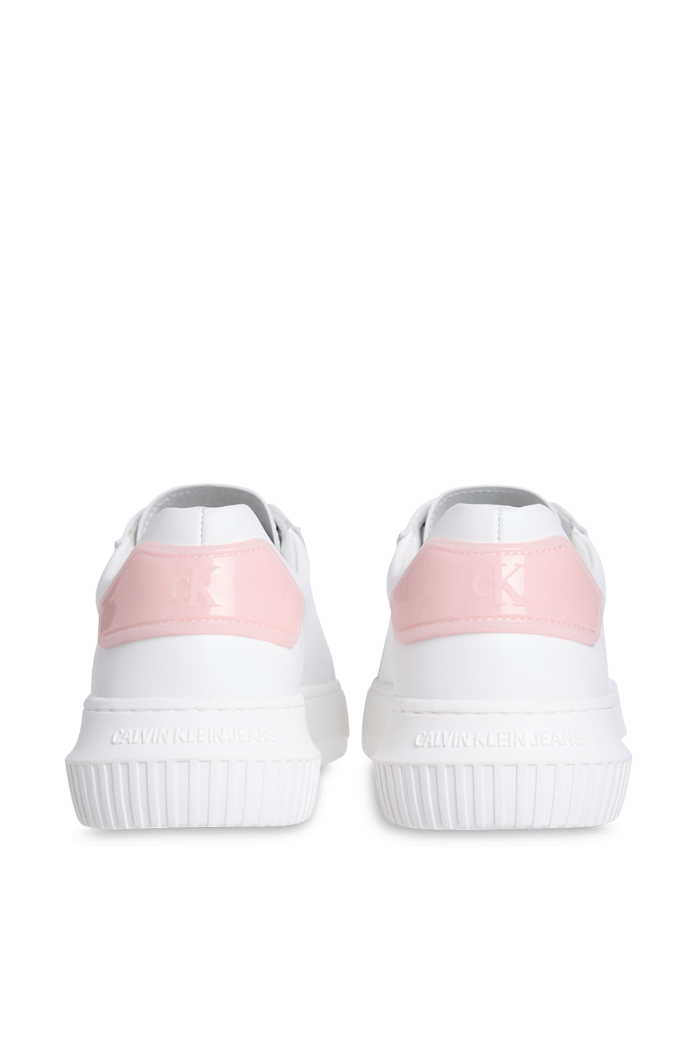 תמונת תקריב של נעלי סניקרס