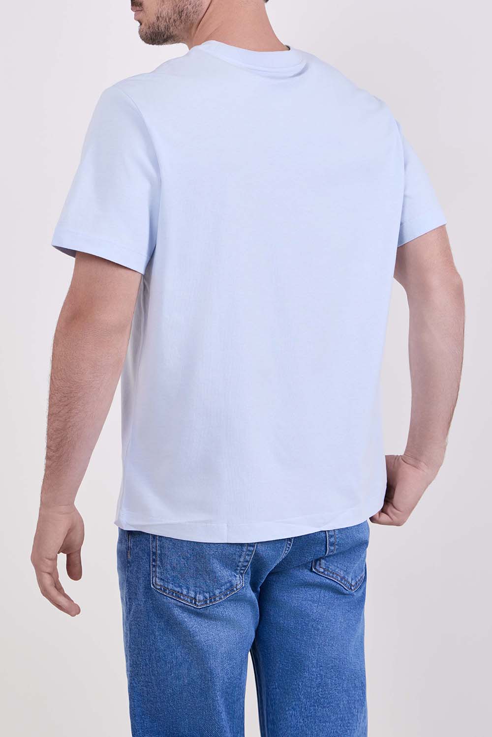 תמונת דוגמן אחורית של חולצת טי