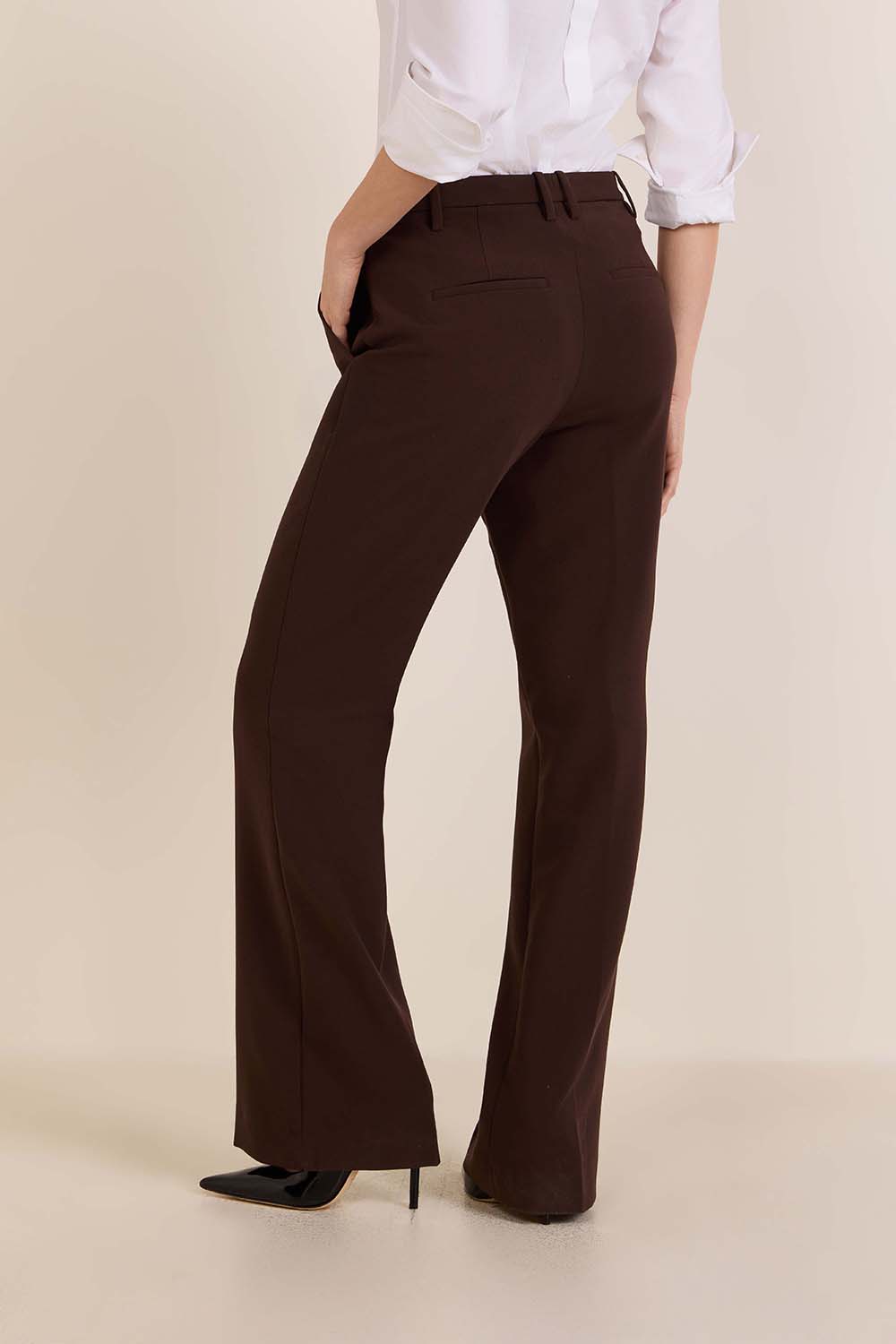 תמונת דוגמן אחורית של מכנסיים מחוייטים