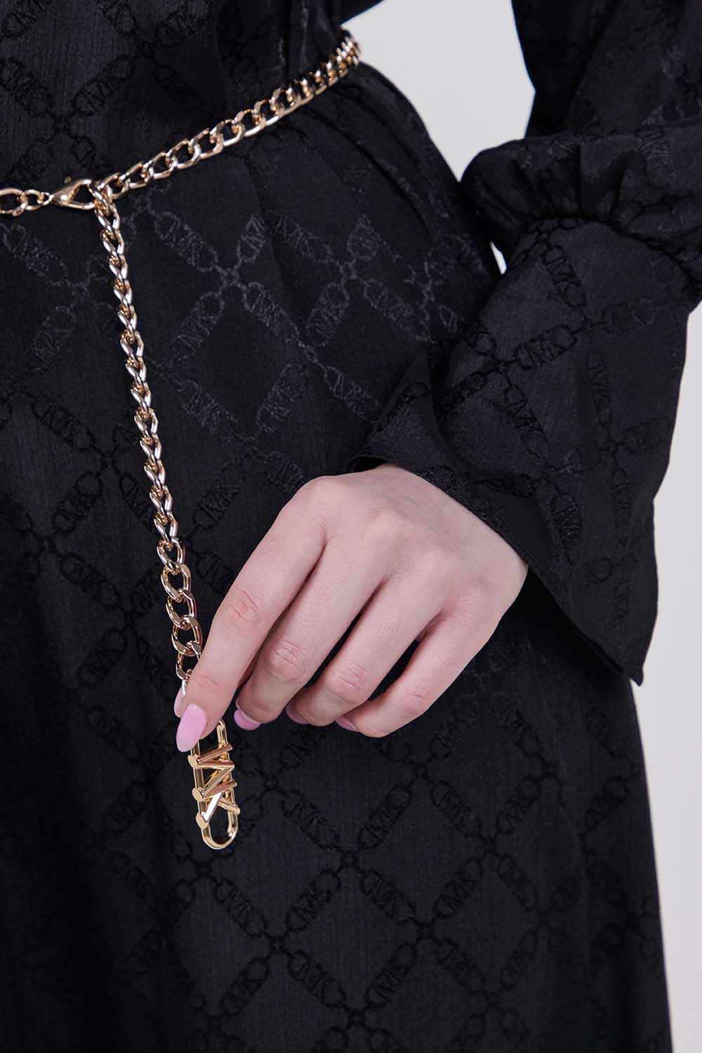 תמונת תקריב דוגמן של שמלת מקסי