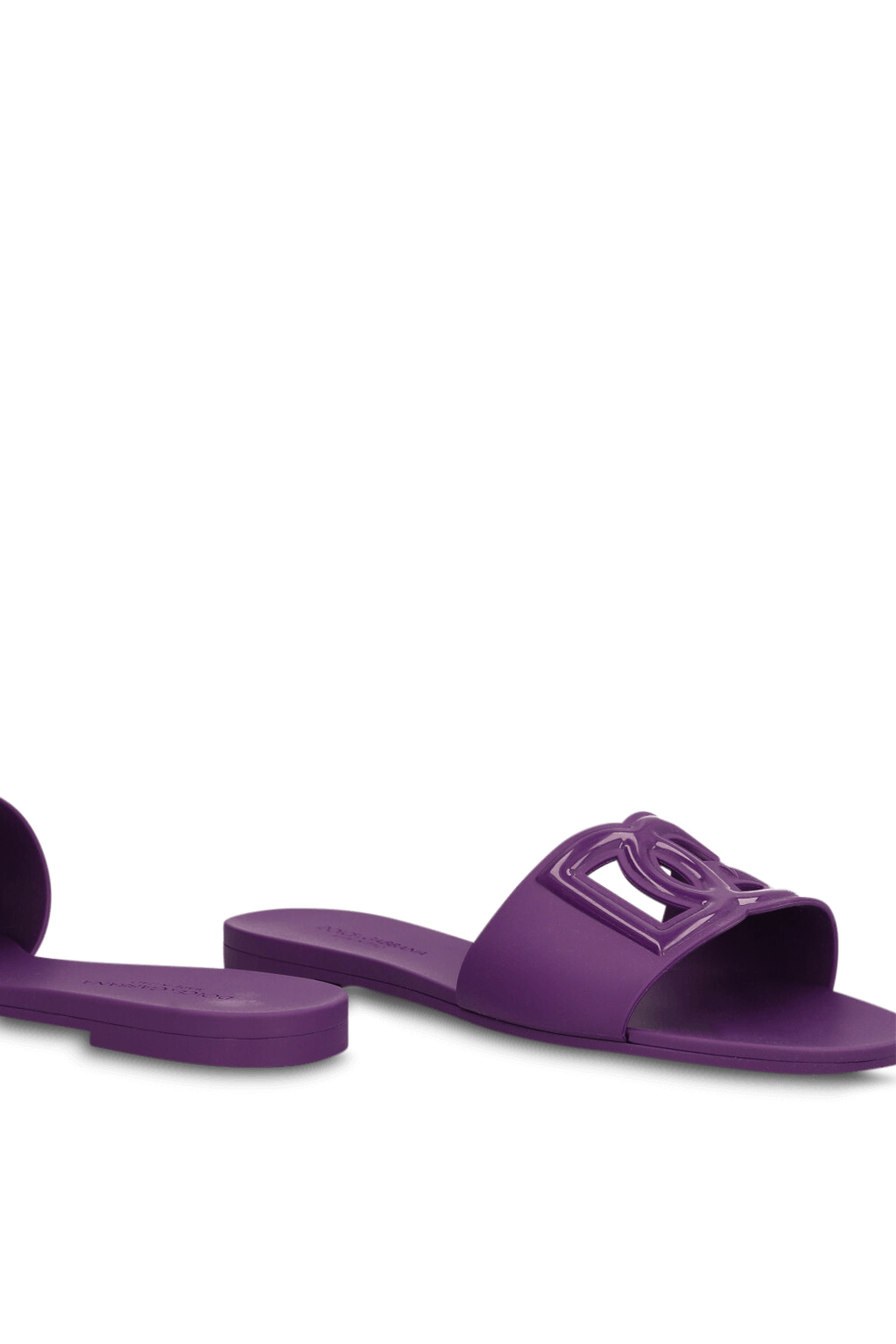 תמונת תקריב של כפכפי סליידס לים