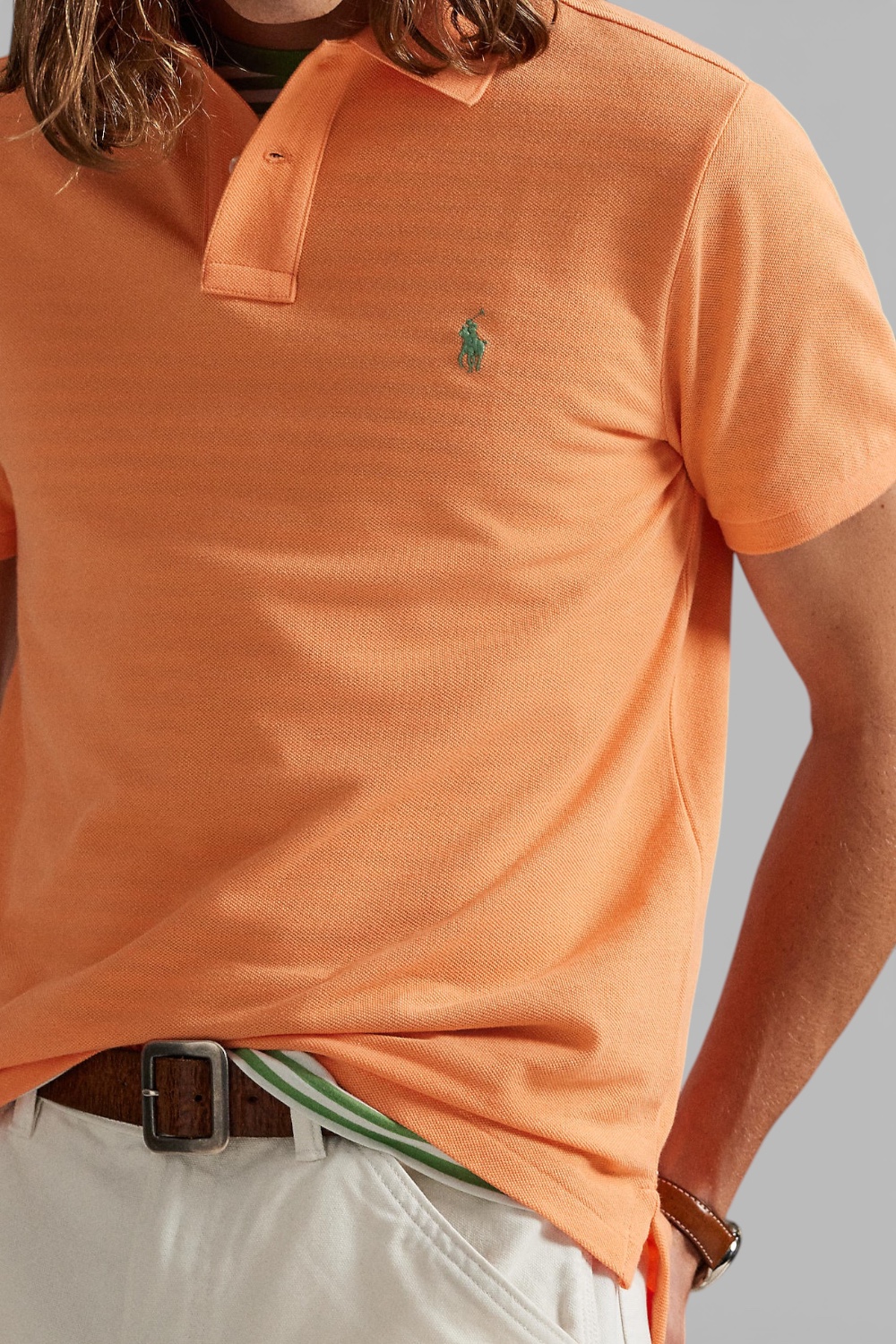 תמונת תקריב דוגמן של חולצת פולו