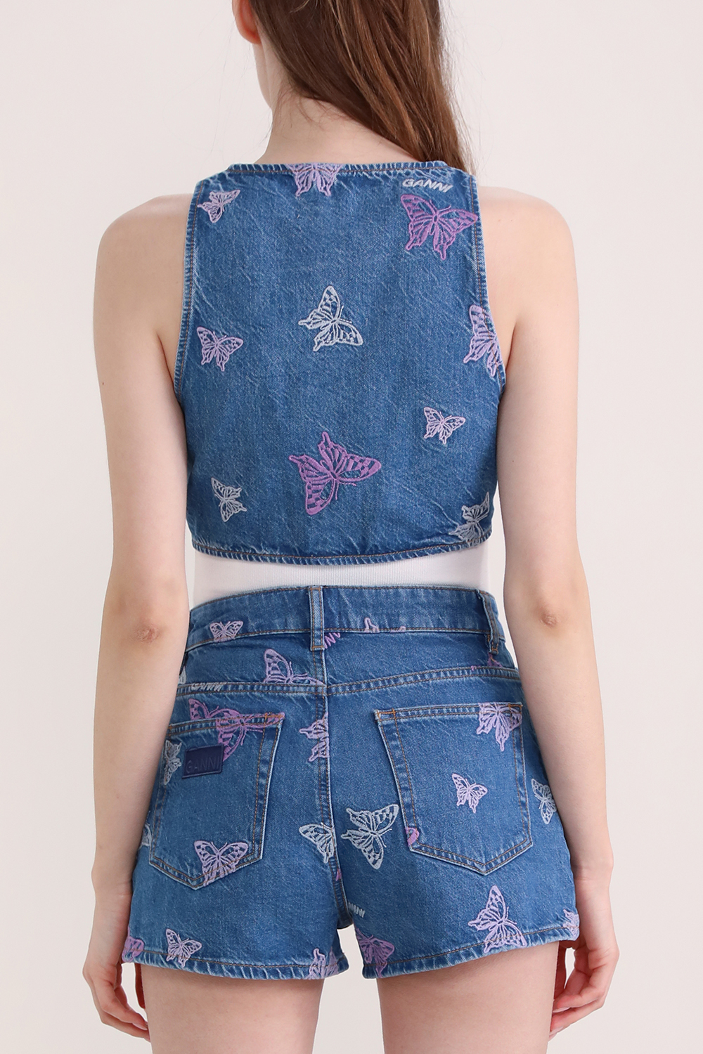 תמונת דוגמן אחורית של קרופ טופ מעטפה עם רקמת פרפרים