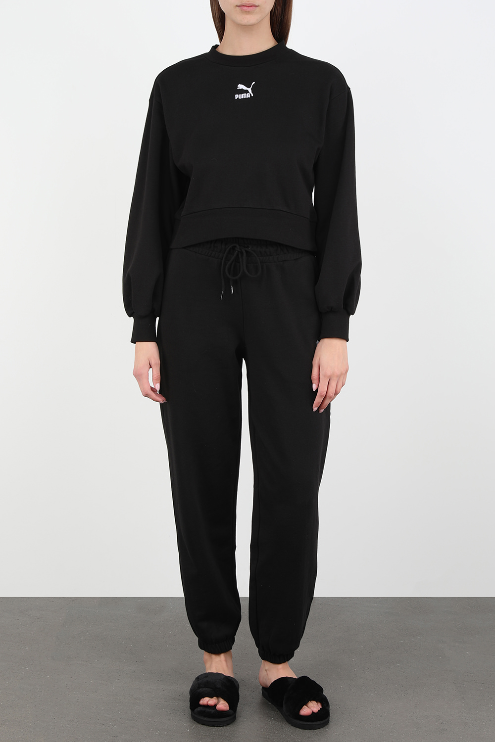 תמונת דוגמן קידמית של כפכפים דמוי פרווה עם רצועות מצטלבות בגוון שחור