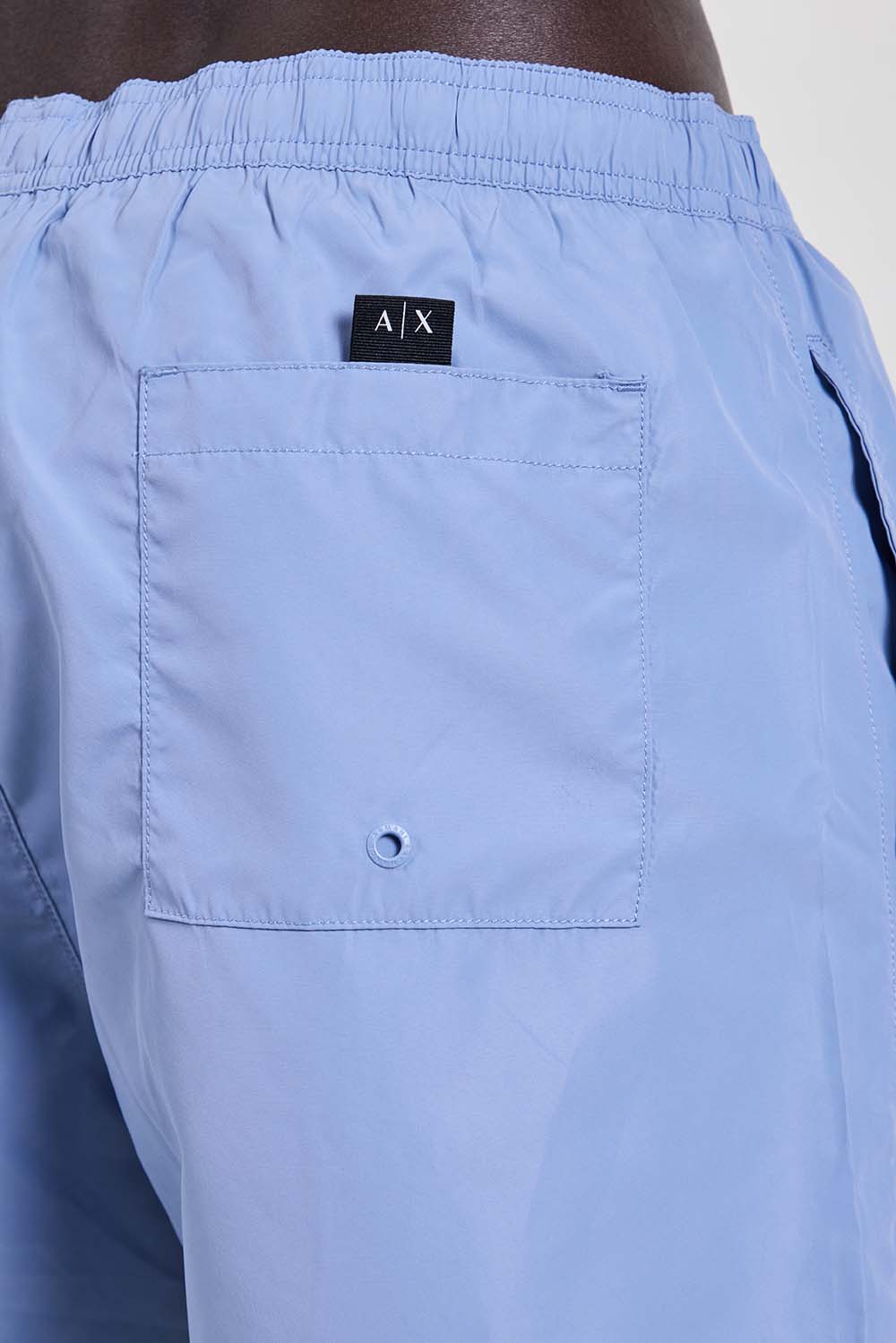 תמונת תקריב דוגמן של מכנסי בגד ים