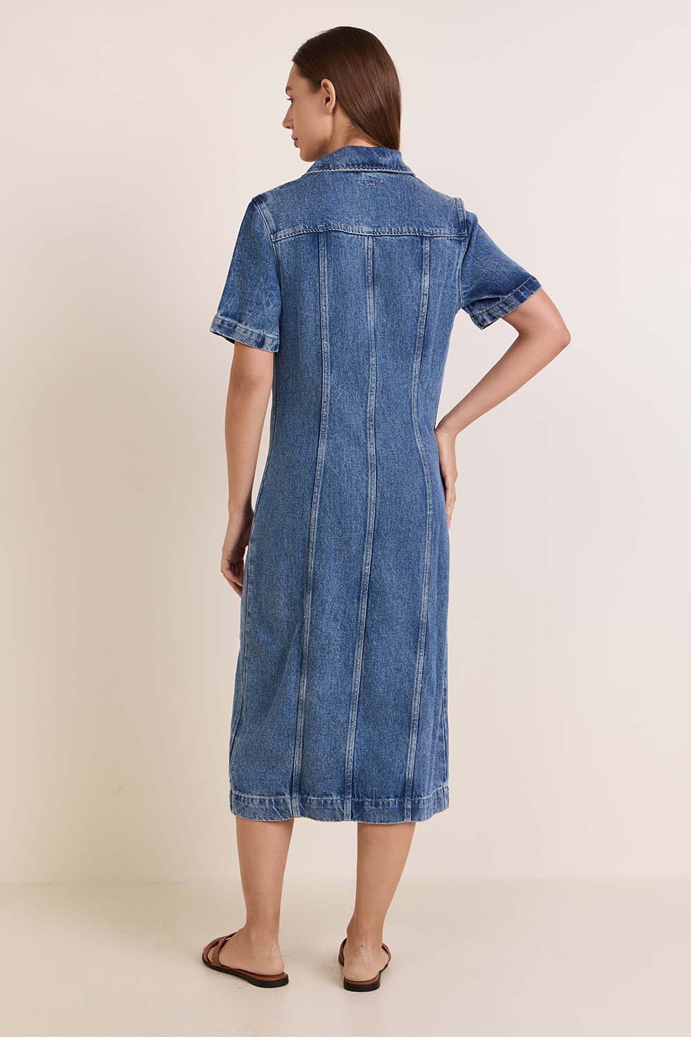 תמונת דוגמן אחורית של שמלת ג'ינס