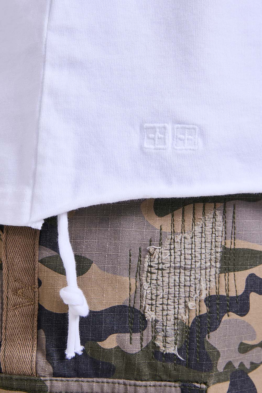 תמונת תקריב דוגמן של חולצת טי אוברסייז