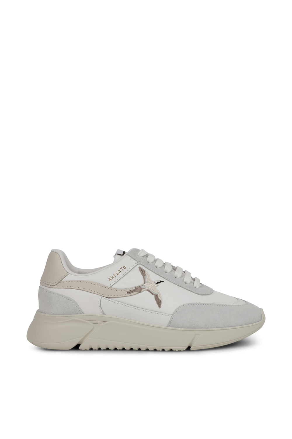 תמונה קידמית של נעלי סניקרס ג'נסיס לבנות עם סמל רקום