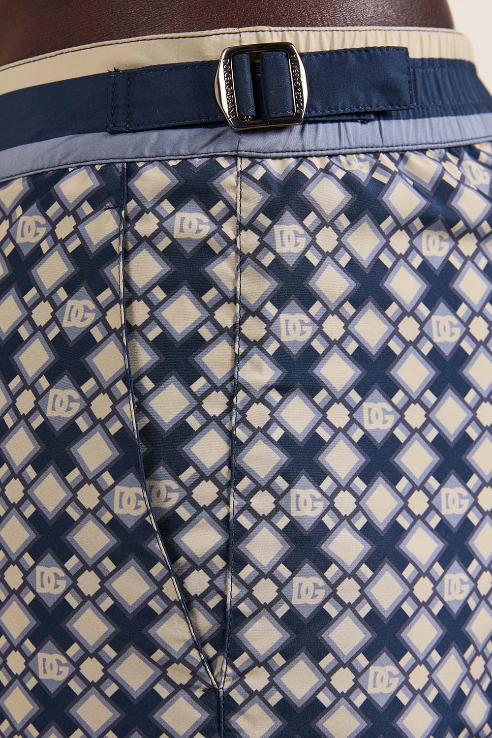 תמונת תקריב דוגמן של מכנסי שחייה