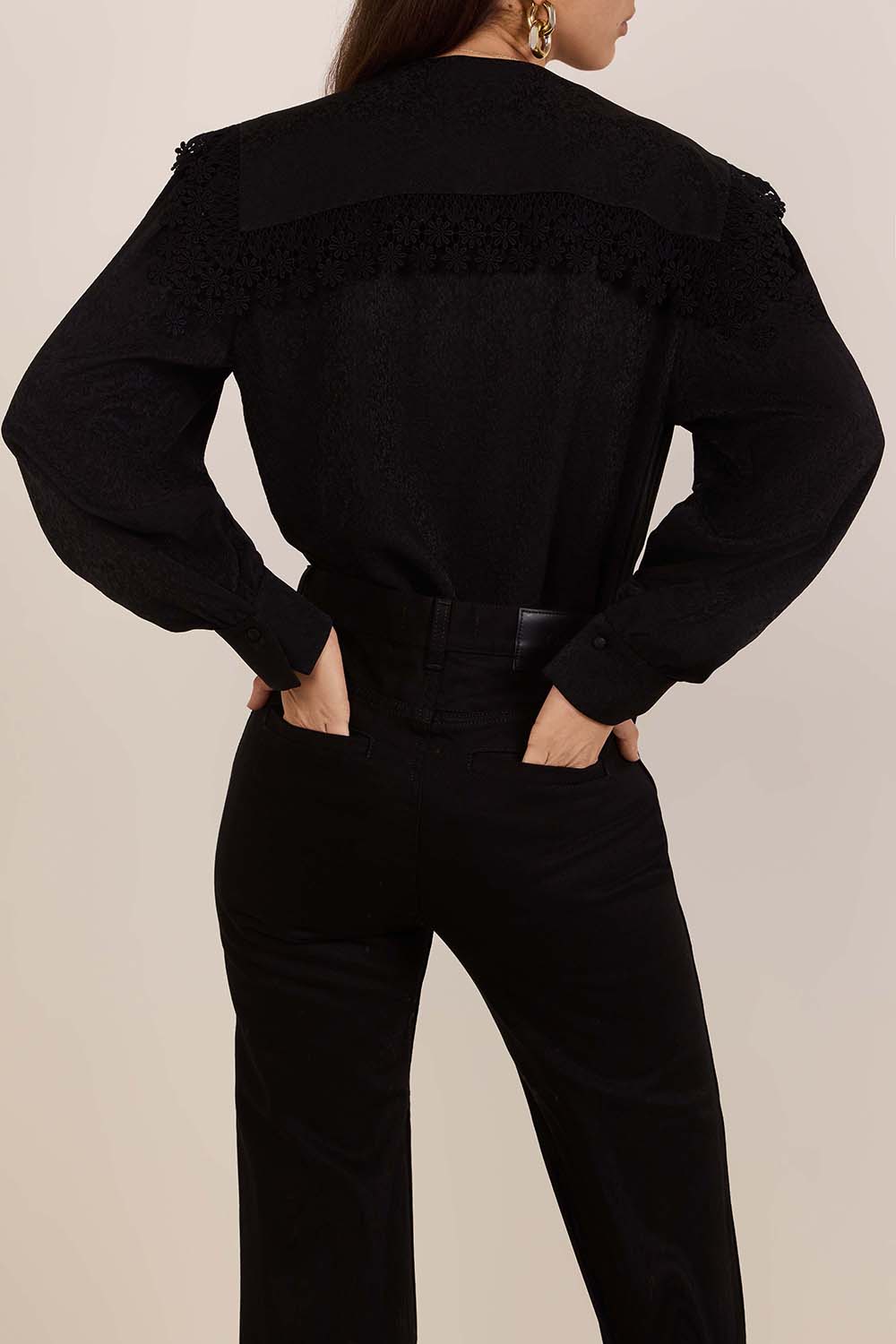 תמונת דוגמן אחורית של חולצה עם צווארון תחרה